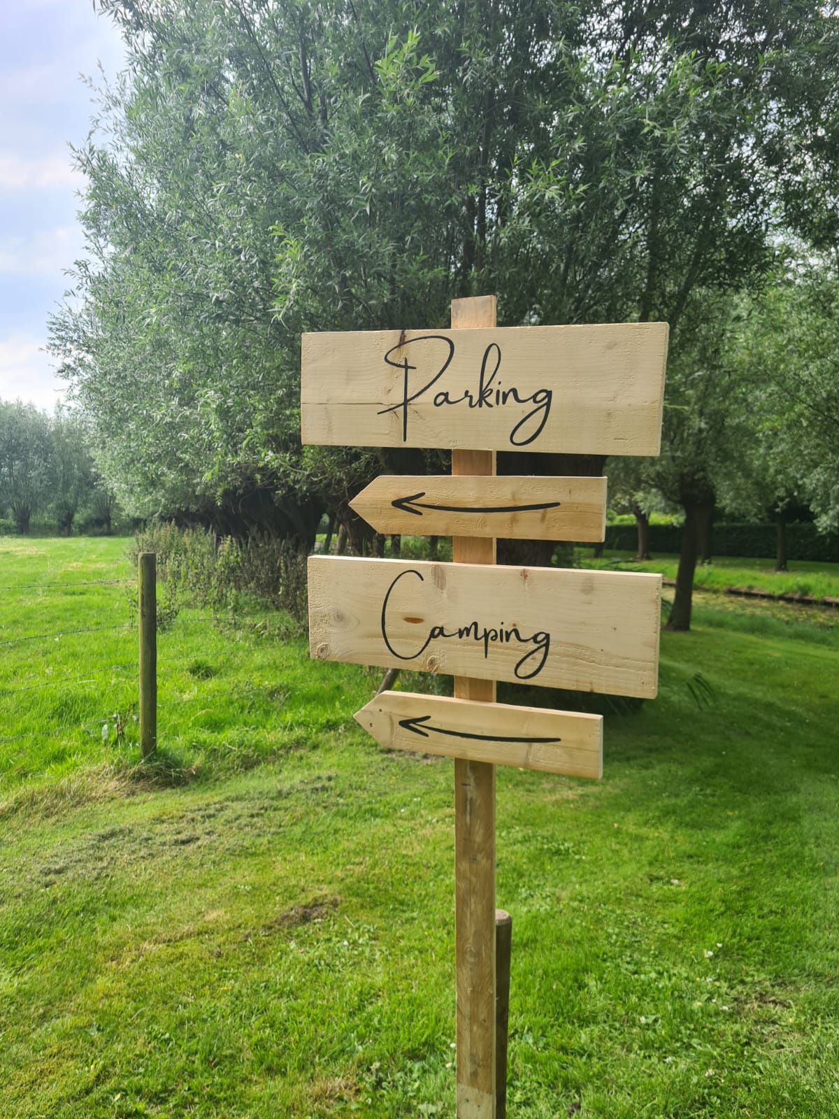 Houten wegwijsbord
