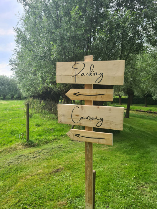 Houten wegwijsbord
